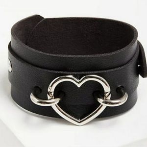 🆕️🖤 HEART BUCKLE BRACELET - FAUX LEATHER🖤